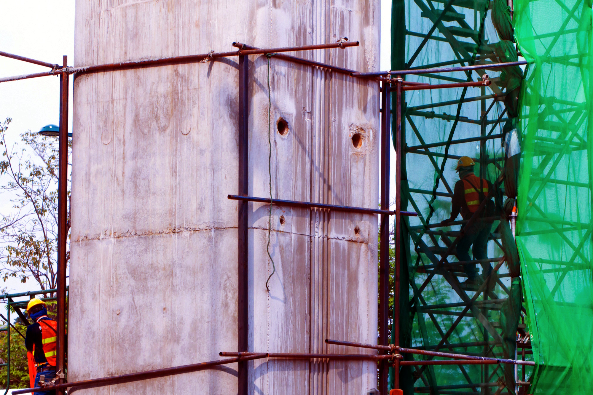 scaffolders erecting a scaffold background